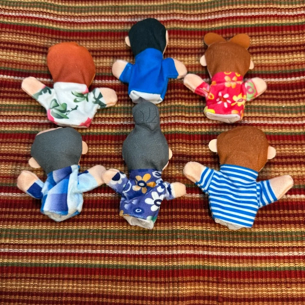 Finger Puppets - Mini Grandparents, Mom & Dad, Brother & Sister - 6 Piece - NWT
